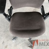 Lote 051 - 2 Sillas operativas con ruedas, descansabrazos, asiento y respaldo en tela gris - Imagen 7