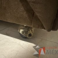 Lote 055 - Sillón de 1 plaza con ruedas, asiento y respaldo en tela tipo gamuza - Imagen 6