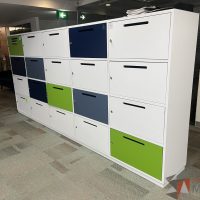 Lote 004 - Gabinete blanco con 20 puertas - Imagen 2