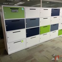 Lote 004 - Gabinete blanco con 20 puertas - Imagen 4