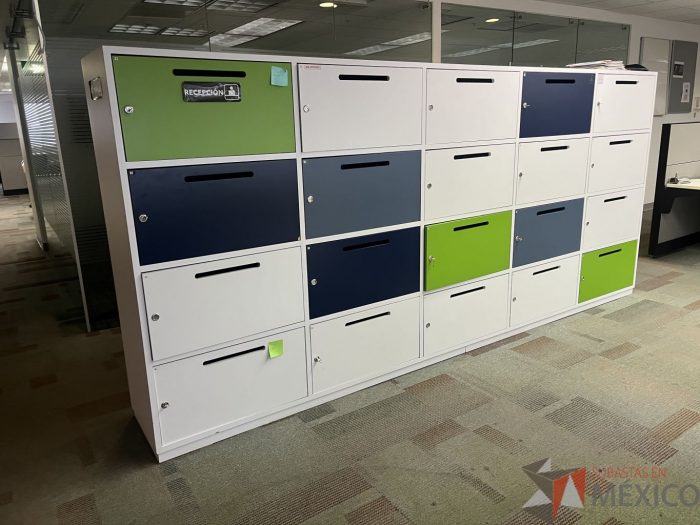 Lote 004 - Gabinete blanco con 20 puertas - Imagen 4