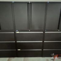 Lote 070 - Gabinete alto con 2 puertas y 3 cajones color café