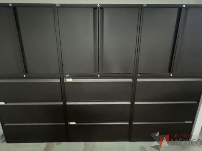 Lote 070 - Gabinete alto con 2 puertas y 3 cajones color café