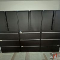 Lote 070 - Gabinete alto con 2 puertas y 3 cajones color café - Imagen 4