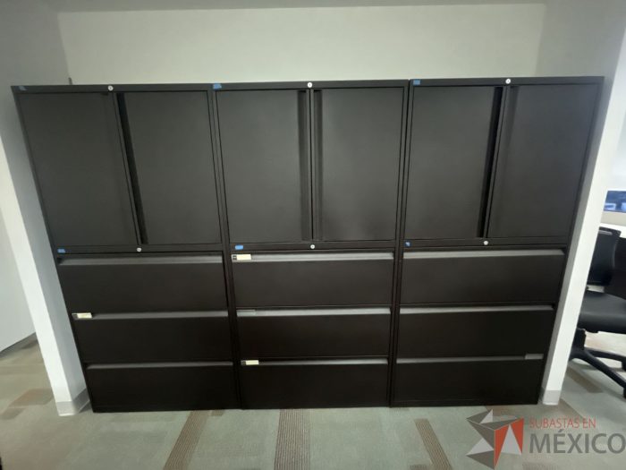 Lote 070 - Gabinete alto con 2 puertas y 3 cajones color café - Imagen 4
