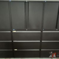 Lote 070 - Gabinete alto con 2 puertas y 3 cajones color café - Imagen 5