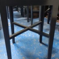 Lote 003 - Juego de mesa cuadrada alta con 4 sillas altas