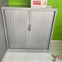 Lote 105 - Gabinete de 2 puertas corredizas color gris