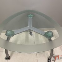 Lote 011 - Mesa de trabajo con ruedas, base metalica y cubierta de vidrio