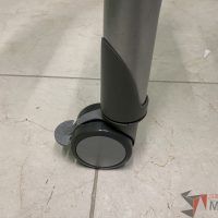 Lote 011 - Mesa de trabajo con ruedas, base metalica y cubierta de vidrio - Imagen 4