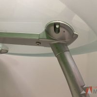 Lote 011 - Mesa de trabajo con ruedas, base metalica y cubierta de vidrio - Imagen 3