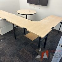 Lote 011 - Mesa de trabajo en escuadra con patas metálicas y cubiertas color madera