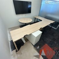 Lote 011 - Mesa de trabajo en escuadra con patas metálicas y cubiertas color madera - Imagen 2