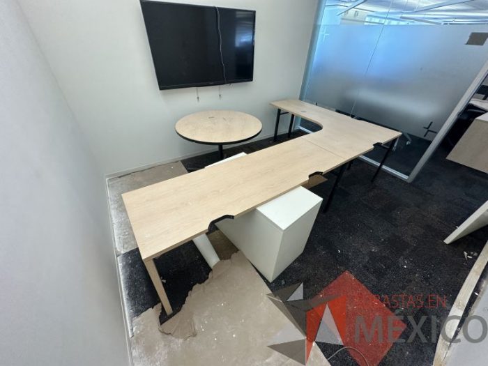 Lote 011 - Mesa de trabajo en escuadra con patas metálicas y cubiertas color madera - Imagen 2