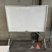 Lote 010 - Pizarrón blanco con estructura metálica con ruedas