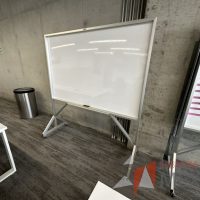 Lote 010 - Pizarrón blanco con estructura metálica con ruedas - Imagen 3