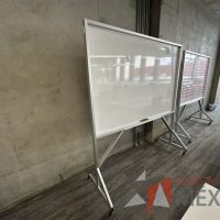 Lote 010 - Pizarrón blanco con estructura metálica con ruedas - Imagen 4