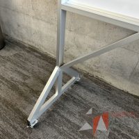 Lote 010 - Pizarrón blanco con estructura metálica con ruedas - Imagen 5