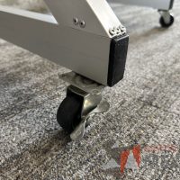 Lote 010 - Pizarrón blanco con estructura metálica con ruedas - Imagen 6
