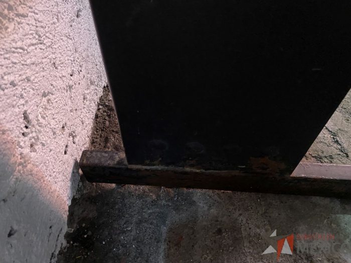Lote 065 - Mesa de trabajo con base metalica y cubierta en color gris - Imagen 4