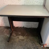 Lote 065 - Mesa de trabajo con base metalica y cubierta en color gris