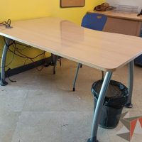 Lote 017 - Escritorio con patas metálicas y cubierta color café