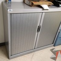 Lote 020 - Gabinete con 2 puertas corredizas