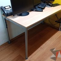 Lote 022 - Mesa de trabajo con estructura metálica
