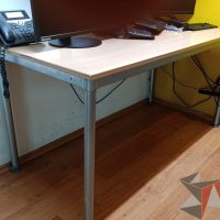 Lote 022 - Mesa de trabajo con estructura metálica - Imagen 2