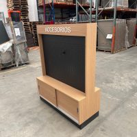 Lote 056 - Exhibidor de dos caras con gabinete de 2 puertas corredizas con chapa - Imagen 10