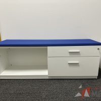 Lote 004 - Credenza con 2 cajones y 1 espacio para guarda