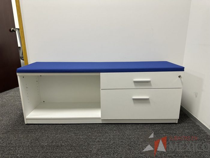 Lote 004 - Credenza con 2 cajones y 1 espacio para guarda
