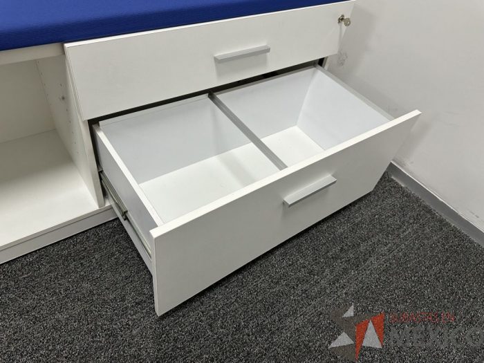 Lote 004 - Credenza con 2 cajones y 1 espacio para guarda - Imagen 4