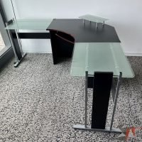 Lote 005 - Escritorio en escuadra de costado izquierdo con base metálica y cubierta de vidrio