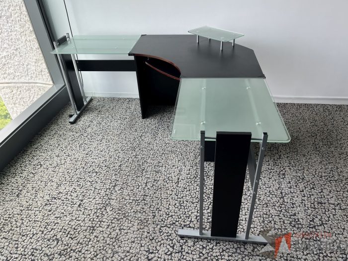 Lote 005 - Escritorio en escuadra de costado izquierdo con base metálica y cubierta de vidrio - Imagen 4