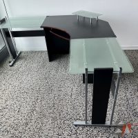 Lote 005 - Escritorio en escuadra de costado izquierdo con base metálica y cubierta de vidrio - Imagen 2