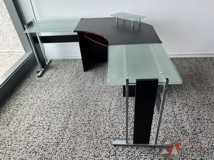 Lote 005 - Escritorio en escuadra de costado izquierdo con base metálica y cubierta de vidrio - Imagen 2