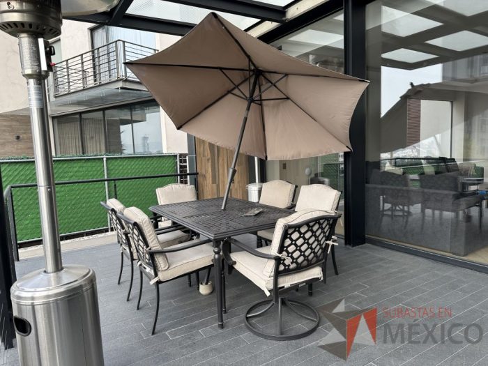 Lote 002 - Comedor para terraza con sombrilla - Imagen 2