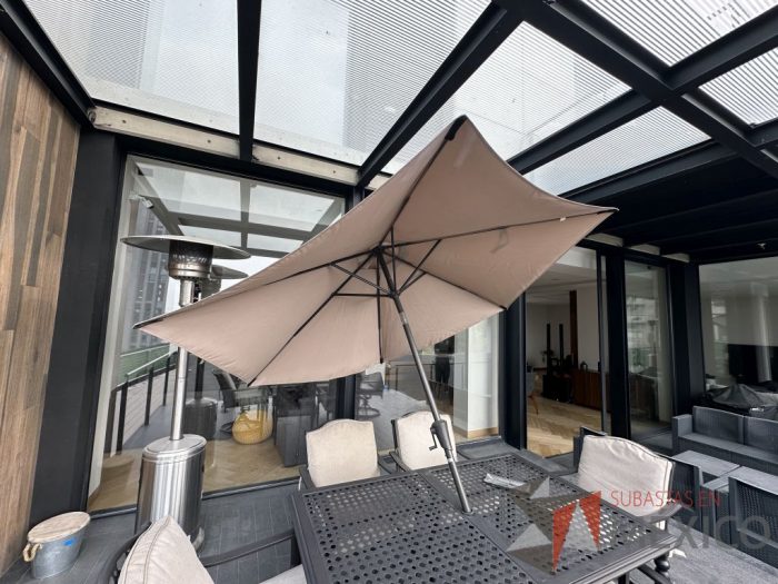Lote 002 - Comedor para terraza con sombrilla - Imagen 9