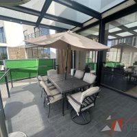 Lote 002 - Comedor para terraza con sombrilla
