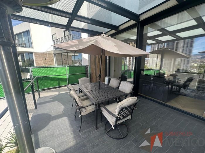 Lote 002 - Comedor para terraza con sombrilla